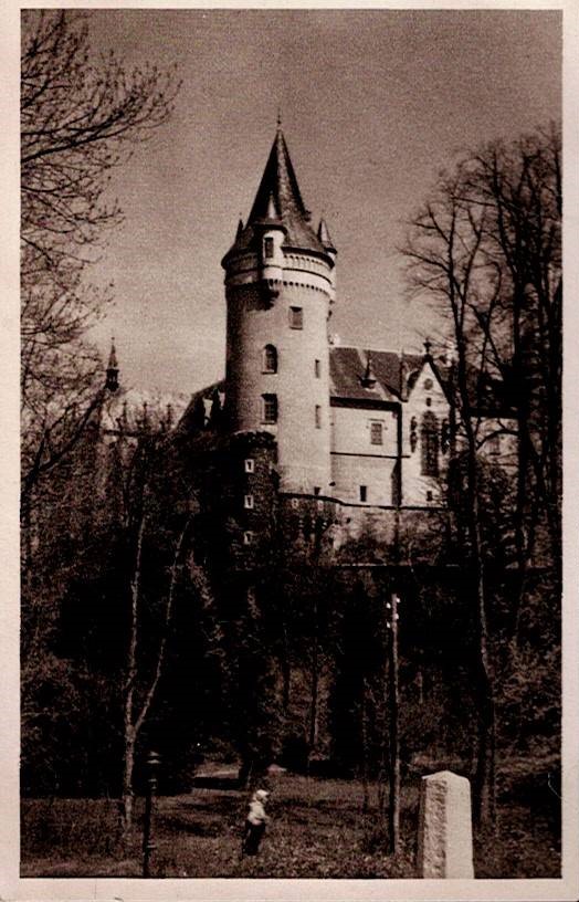 Státní hrad Žleby ve správě Národní kulturní komise. Pohled na zámek z parku.