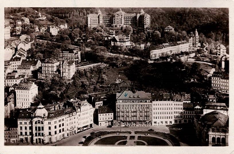 Karlovy Vary - Pohled s Jeleního skoku na Benešovo náměstí k sanatorium Imperial.