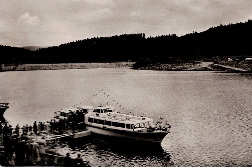 Lipenské jezero. Výletníci nastupují na loď.