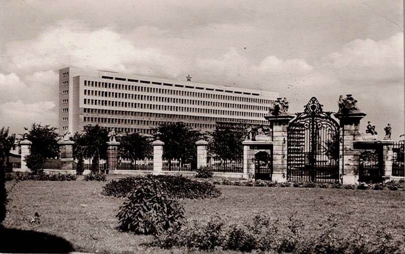 Bratislava - Ústredná poštová budova. Výsledok budovateľského úsilia nového Slovenska.