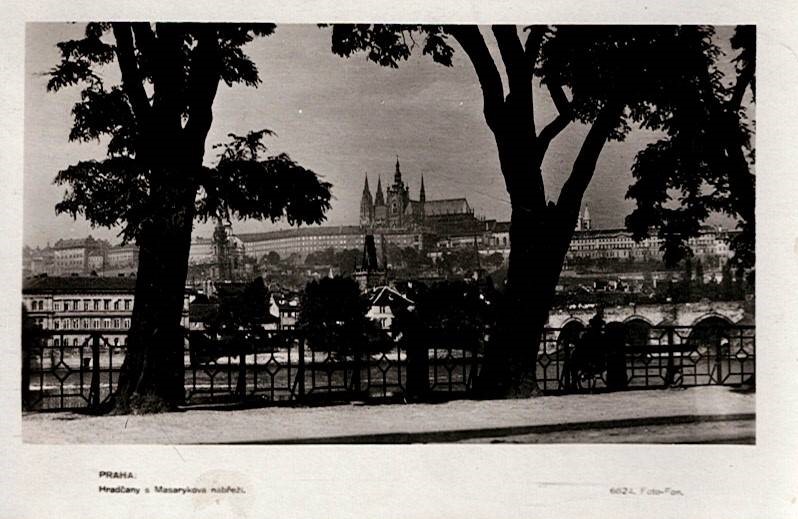 Hradčany z Masarykova nábřeží