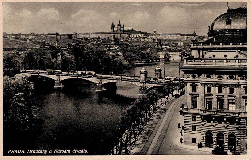 Praha. Hradčany a Národní divadlo.